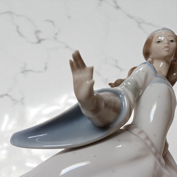 Vintage Lladro Cinderella #4828 Porcelain Figurine – “Lost Slipper” - Picture 14 of 15